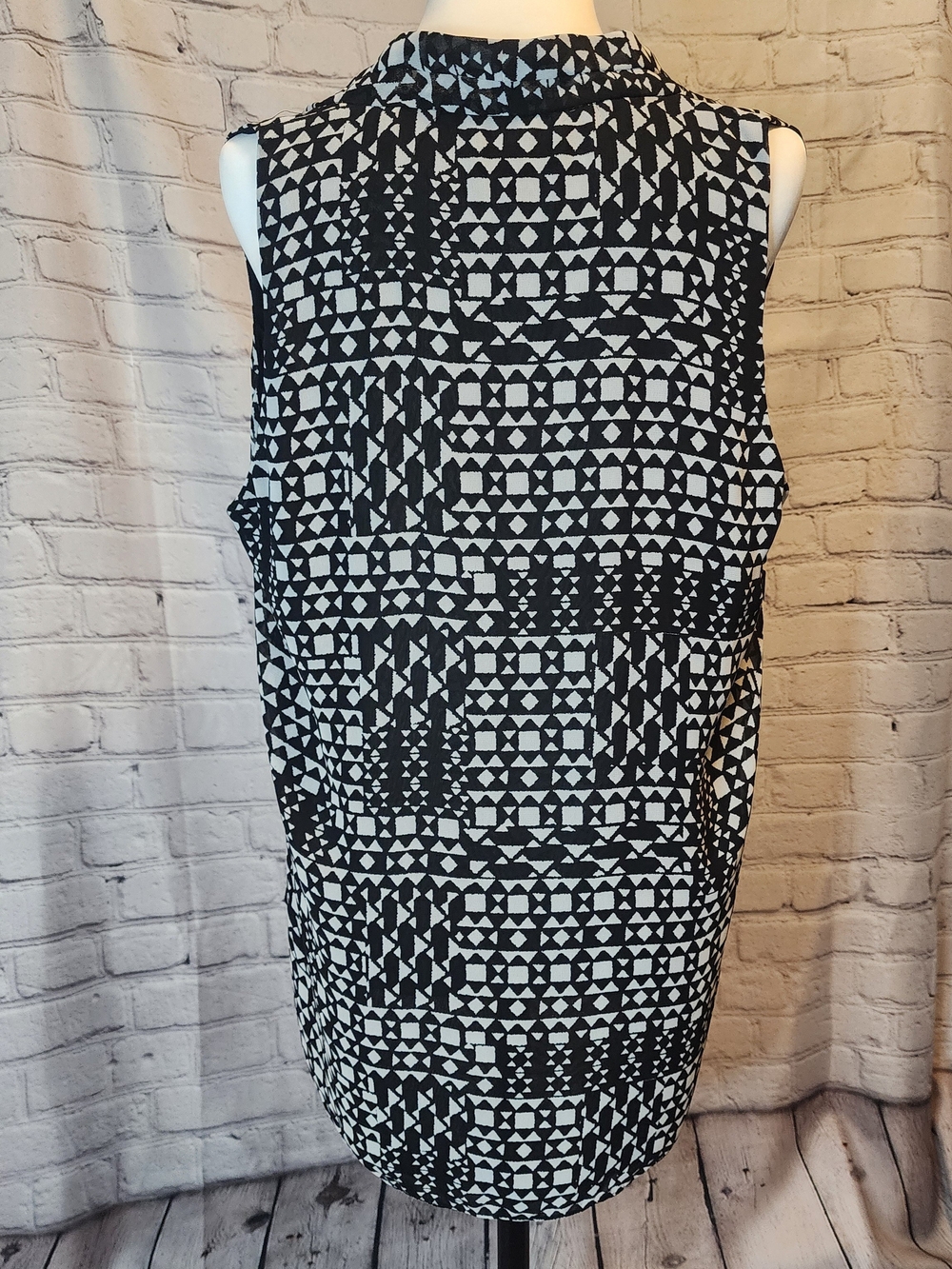 Vince Camuto Black and Pink Tagged Geometric Print Top - Picture 3 of 4